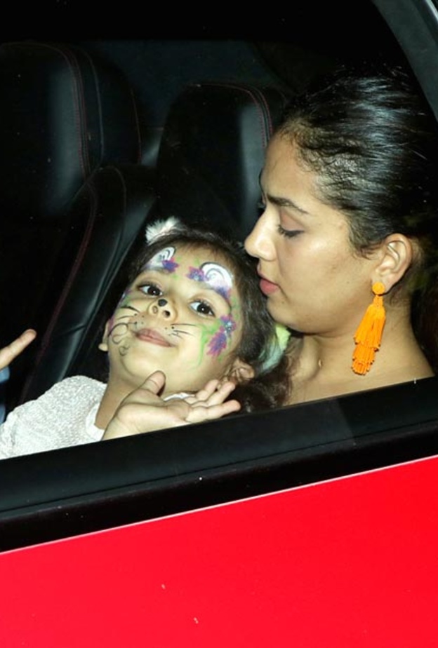 ميرا راجبوت مع ابنتها ميشا شاهيد كابور