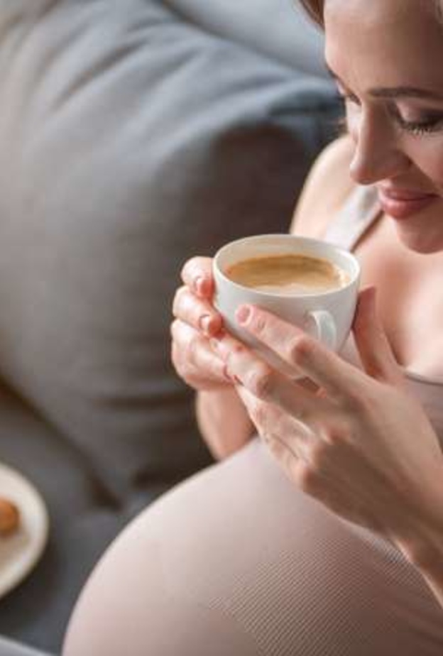 ما هي الأطعمة والمشروبات التي يجب تجنبها أثناء الحمل