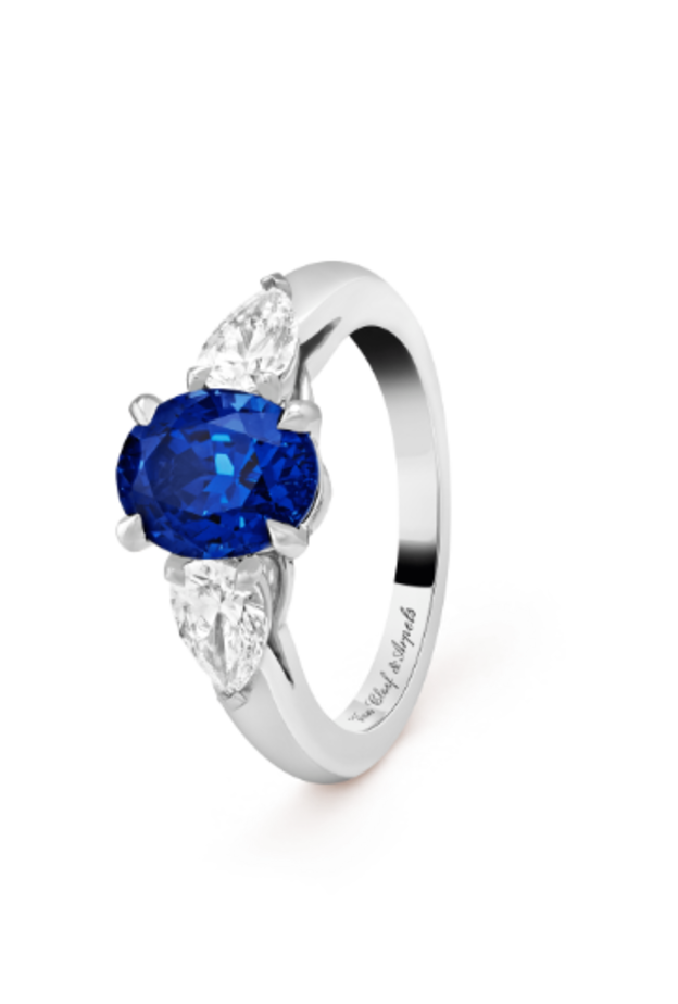  خاتم خطوبة يناسب صاحبات الأصابع الطويلة على شكل Oval- Cut من دار Chaumet