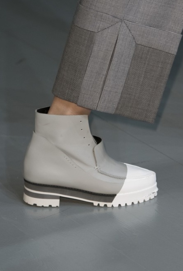 حذاء بألوان جميلة ومفتوح من الخلف ليسهّل خلعه خلال التسوّق من Luisa Beccaria