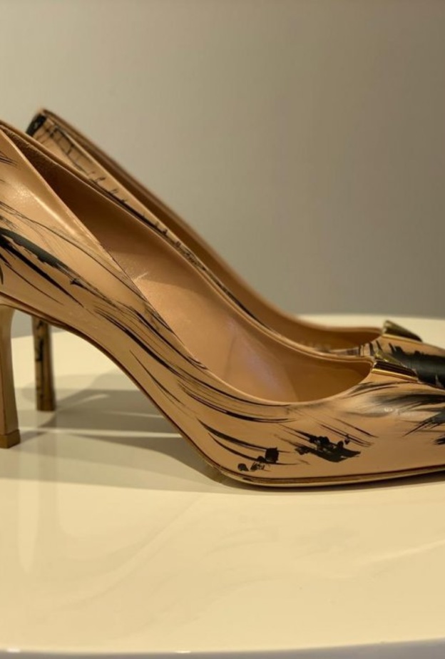 حذاء مزين بطريقة مميزة