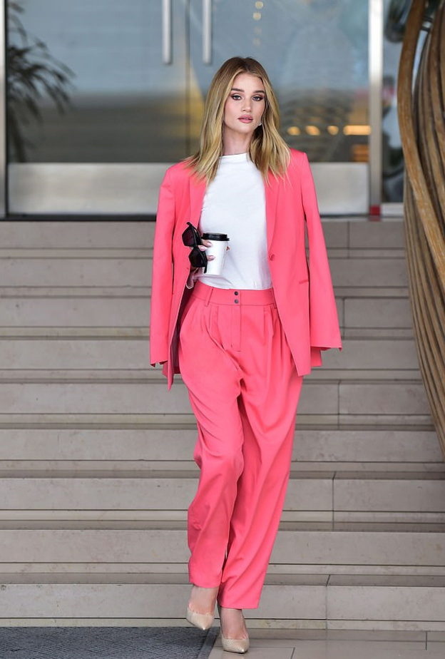 أجدد إطلالات الجميلة روزي هنتنغتون Rosie Huntington ببدلة رسمية ربيعية