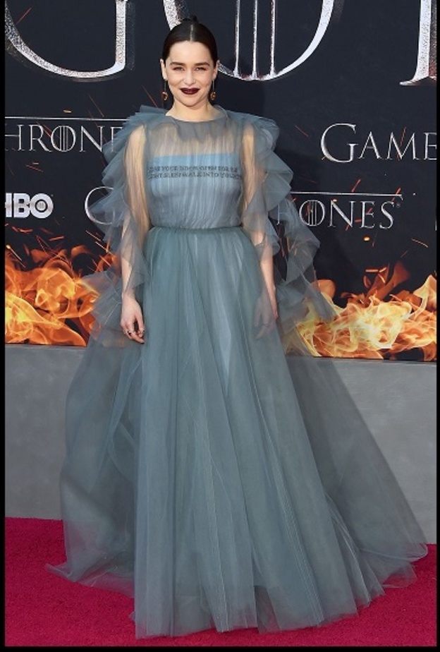 إميليا كلارك بإطلالة ساحرة في حفل إطلاق الموسم الأخير من صراع العروش