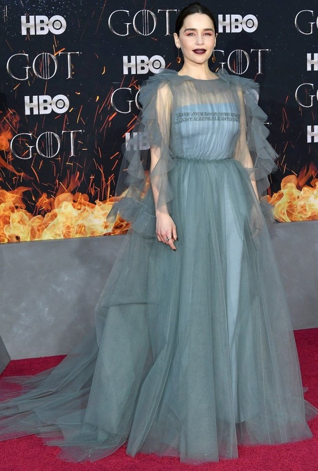 إميليا كلارك خطفت الأنظار بفستانها الأزرق من مجموعة فالنتينو