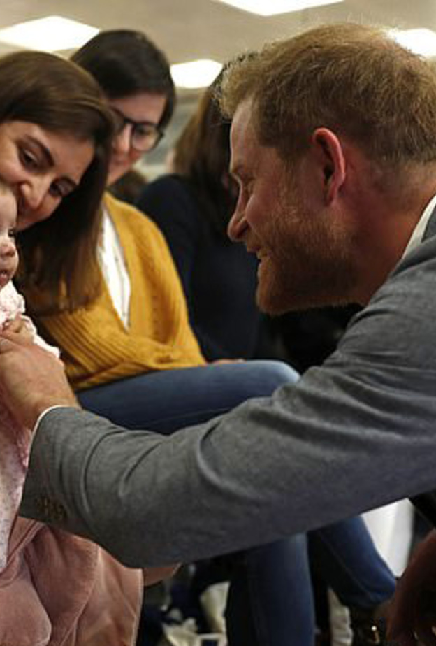 الأمير هاري يحاول إضحاك طفلة رضيعة