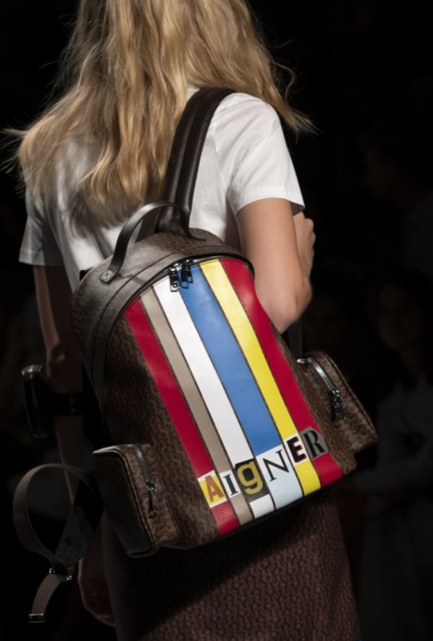 حقيبة بيضاء مع جلد باللون الفضي اللامع من Byblos