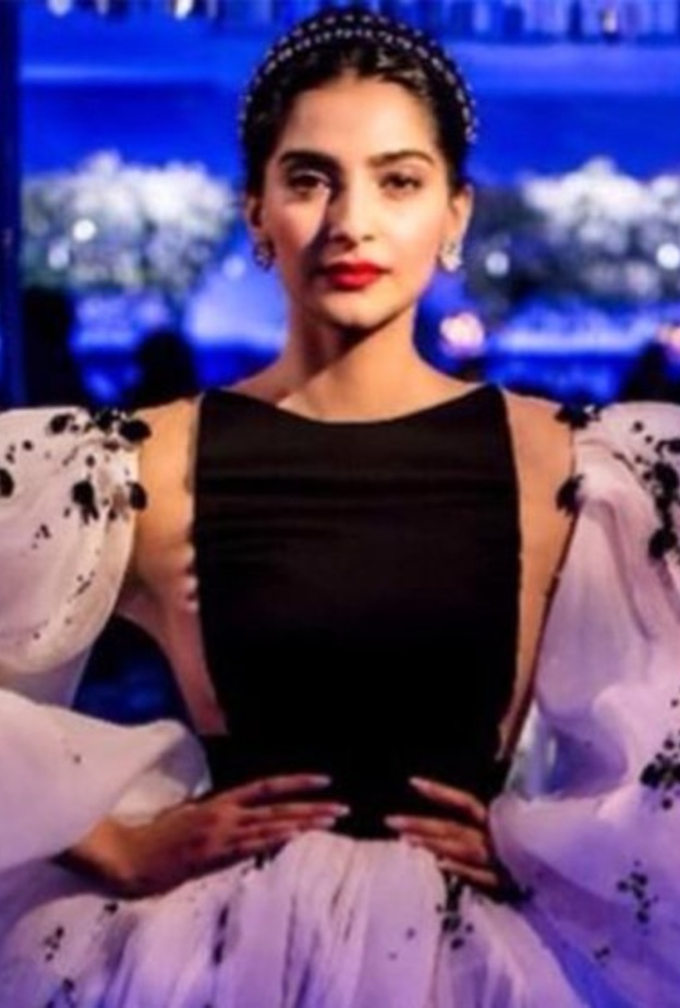 سونام كابور تكشف عن أسرار أناقتها في مسلسل جديد على الإنترنت