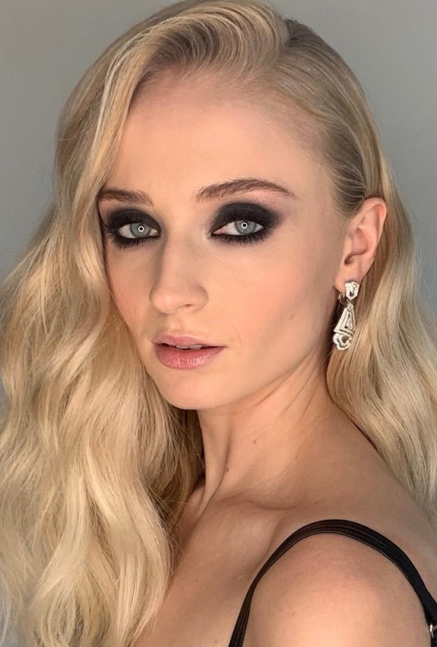 إطلالة sophie turner وmaisie williams الجمالية