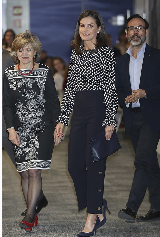 ليتيزيا ملكة إسبانيا ترتدي موضة البولكا دوتس بتجدّد