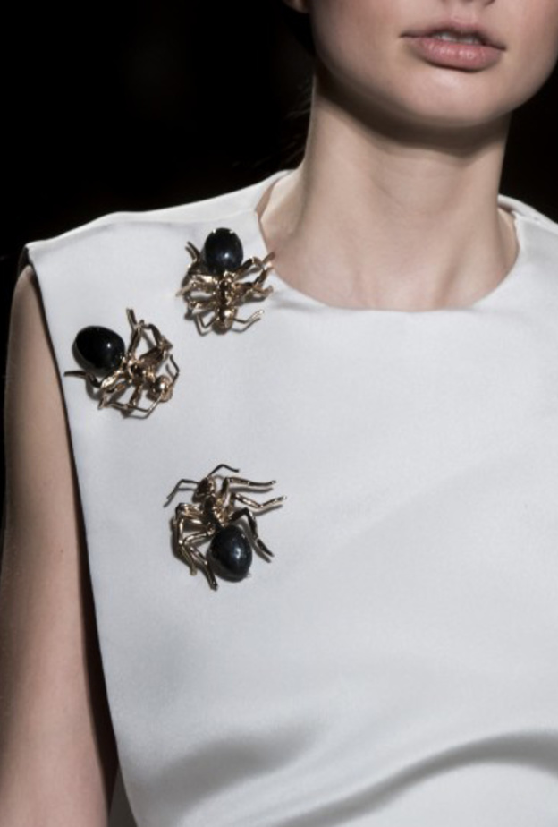 بروش البكلة تتوسّط الفراشة من Azzaro