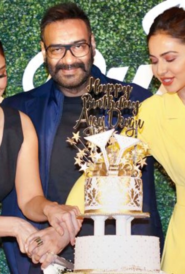 احتفال مصغر بعيد ميلاد أجاي ديفجان