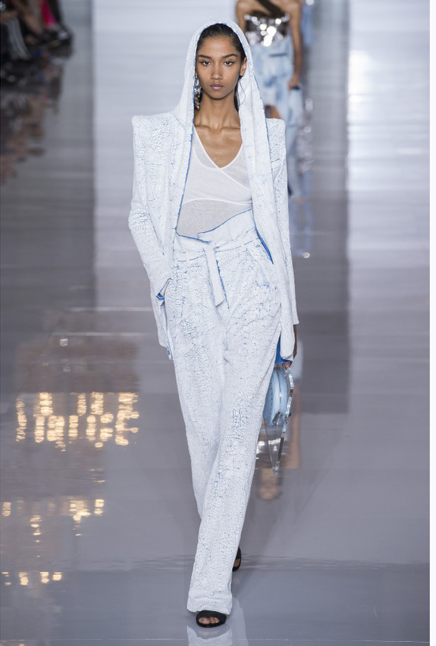 البليزر الأسود الطويل والمفتوح مع أي فستان بالقماش الصيفي المنسد