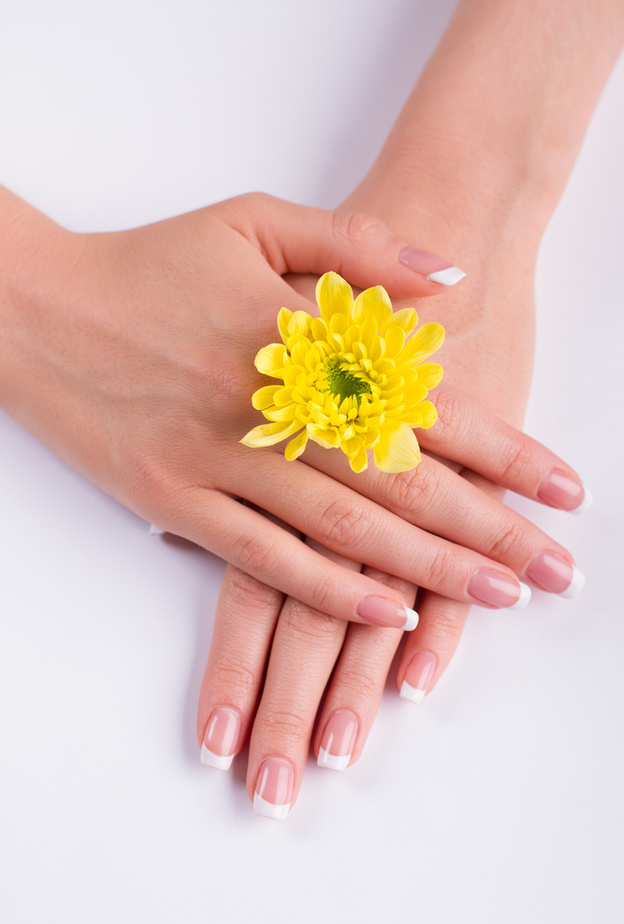 خلطات لتبييض المنطقة حول الاظافر