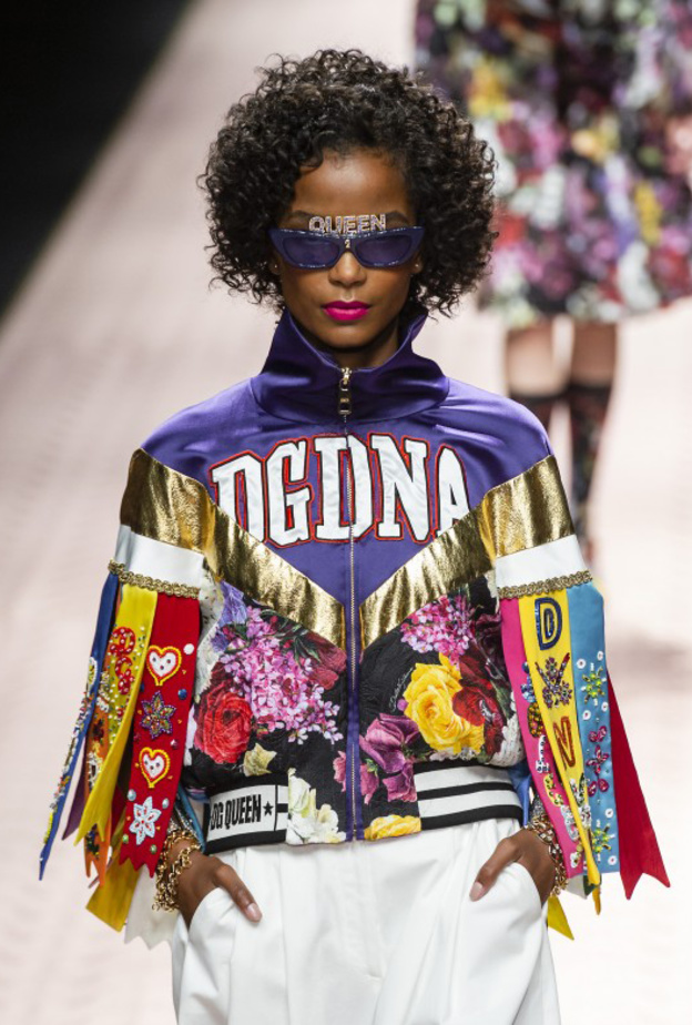  الـI Shirt الأسود التقليدي مع رسمة معيّنة وإسم العلامة المطبوع مثل Calvin KLein