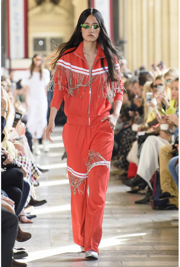 الجاكيت البيج الطويل والواسع بجيوب كبيرة ملائم للسفر الطويل في الطيارة من Tome