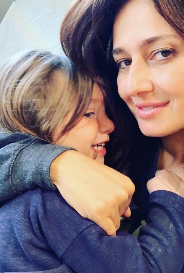 حلا شيحة تنشر صورة لها مع ابنتها