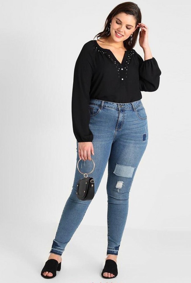 اختاري بلايز للجسم الممتلئ مزينة بزخرفات ناعمة