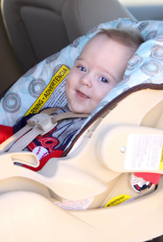 احرصي على أن تضعي الأطفال دائما في المقعد الخلفي في السيارة