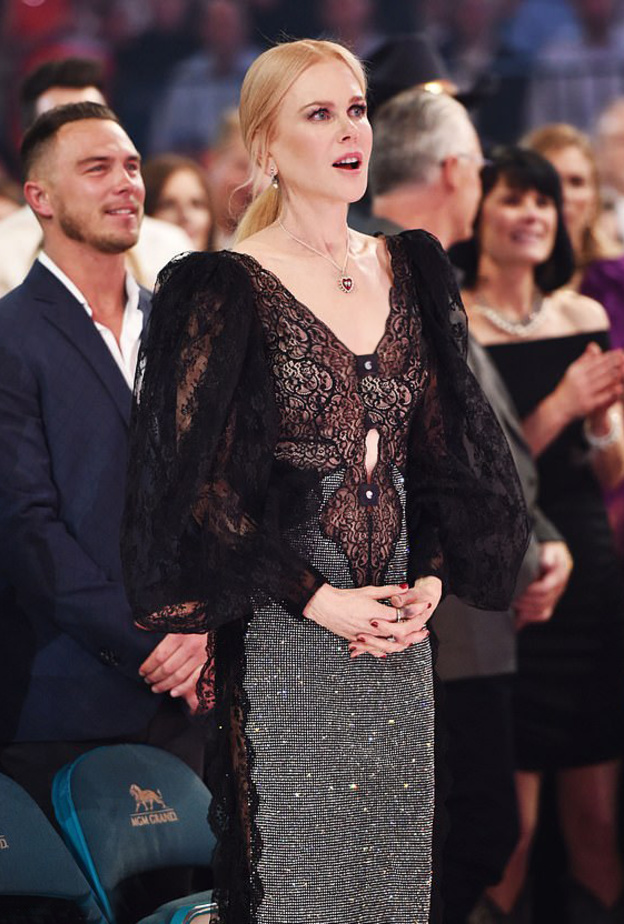 تعابير الذهول تبدو على نيكول كيدمان أثناء استلام زوجها كيث أوربان جائزته في ACM Awards