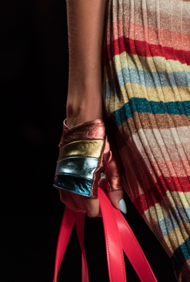 قفاز أسود شديد الأأنوثة من Ryan Lo