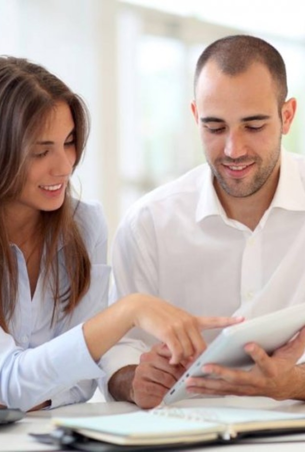 متى تخاف المرأة من صداقات زوجها في العمل للنساء