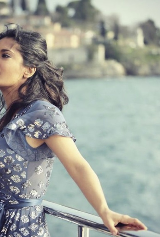 سلمى حايك تستمتع بهواء البحر في كواليس فيلم Hits man bodyguard 2