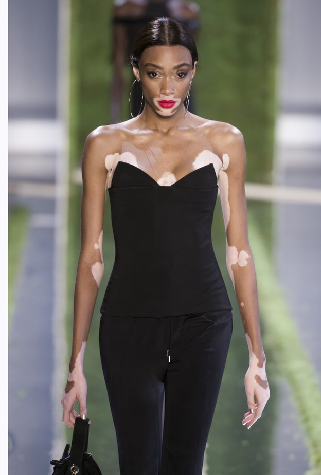 Daphne Selfe جميلة في الثمانينات