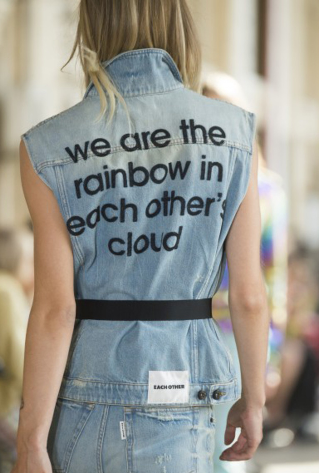  جاكيت بتصميم غريب وسحاب مع عبارة جميلة خلفه من On Off