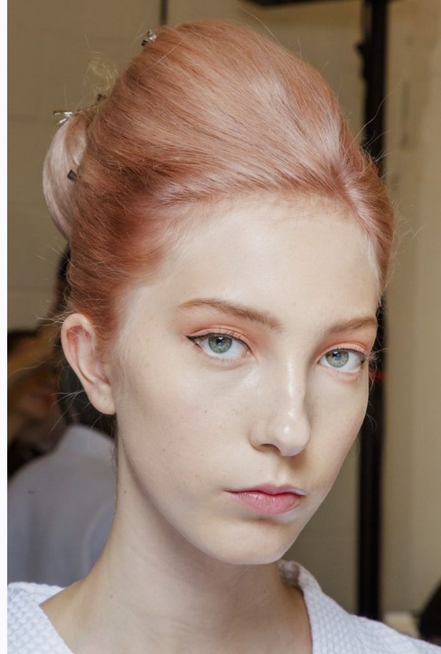 احدث الوان صبغات الشعر الأزرق مع القصة القصيرة موضة صيف 2019 من Matty Bovan