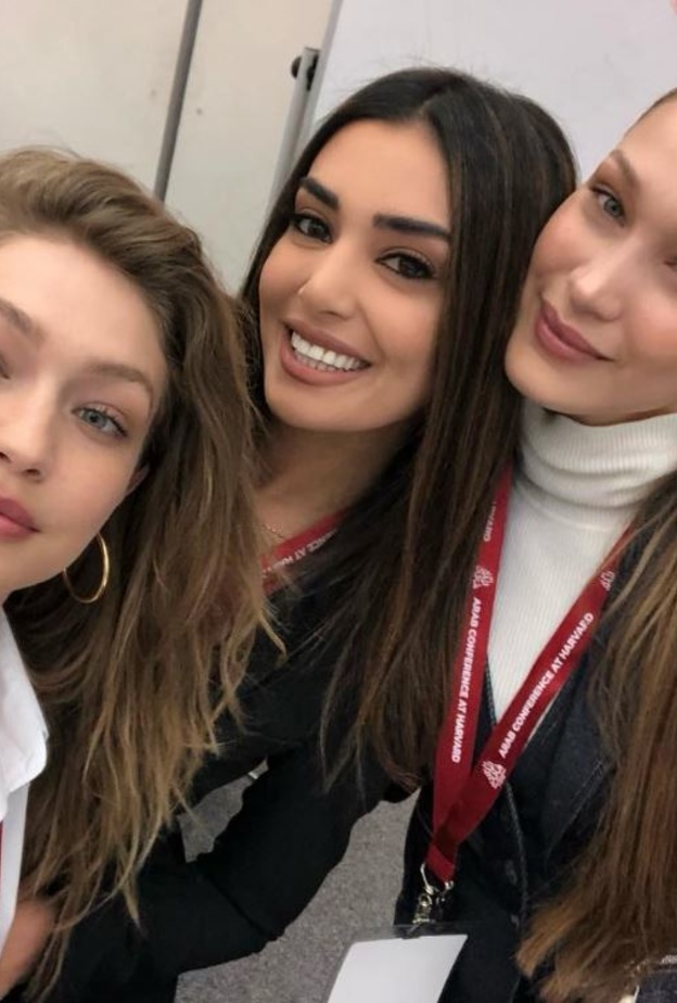 جيجي وبيلا زارا مع أشقائهما جامعة هارفرد دعما لوالدهم