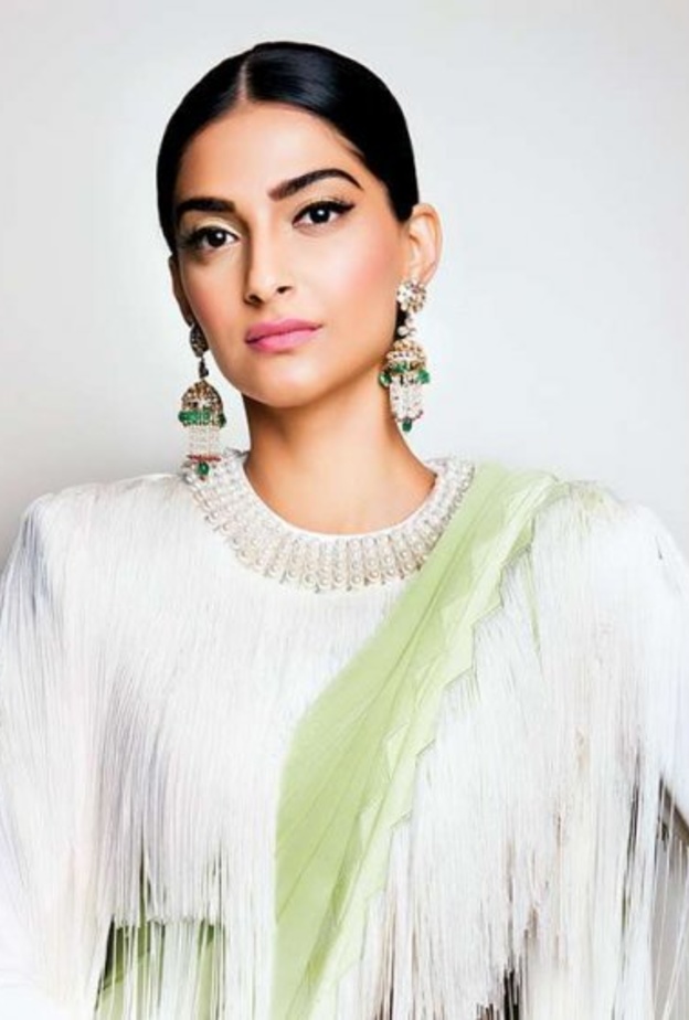 سونام كابور تشعل مواقع التواصل بأحدث إطلالتها
