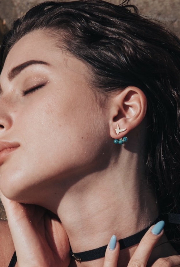 خاتم يحمل رمز العصفور الذي يعتبر بصمة العلامة الخاصة