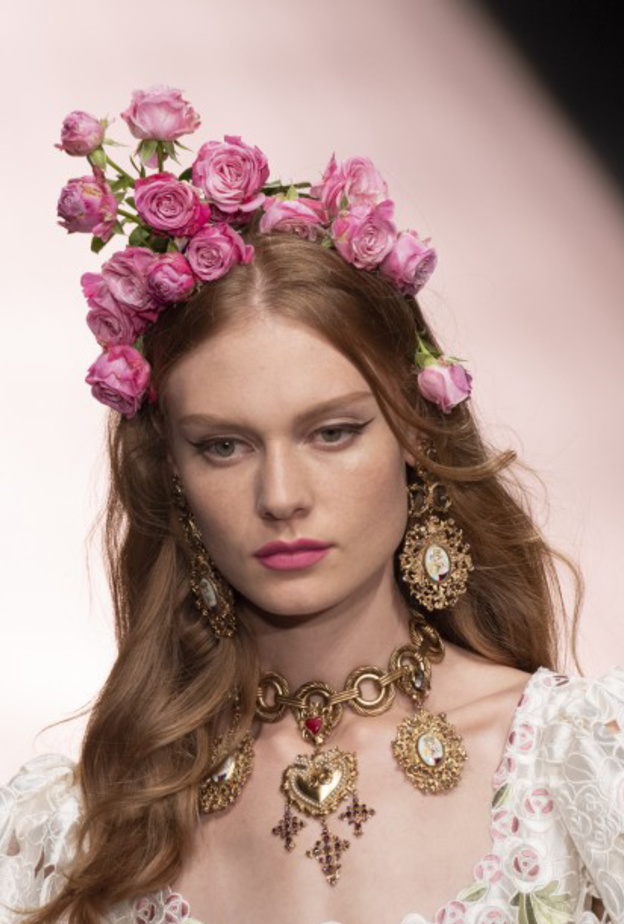 اكسسوارات شعر مرفوع مع الورود لربيع 2019