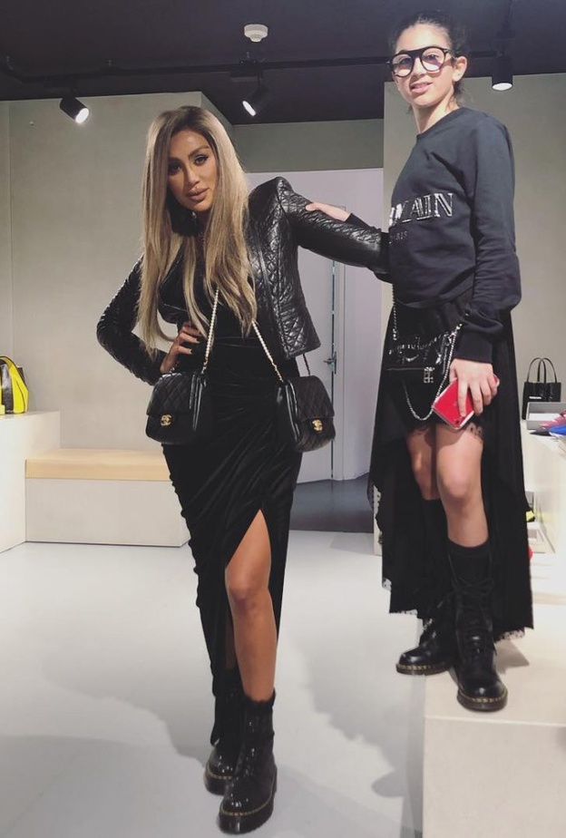 صورة تظهر التشابه بين الأسلوب العصري لأزياء مايا دياب وابنتها كاي