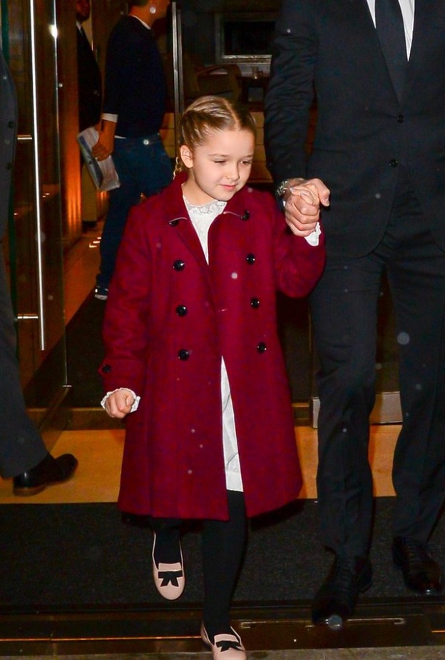 إطلالة استثنائية بالأسود لهاربرHarper إبنة فيكتوريا بيكهام