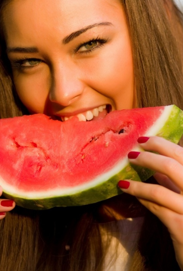 البطيخ من أهم الأطعمة الغنية بالماء