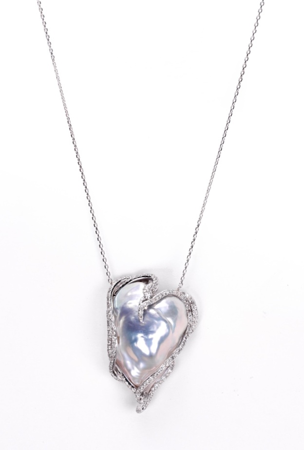  أقراط مدورة من الذهب الأبيض مرصعة بالألماس واللؤلؤ على شكل نجوم من Carolina Bucci