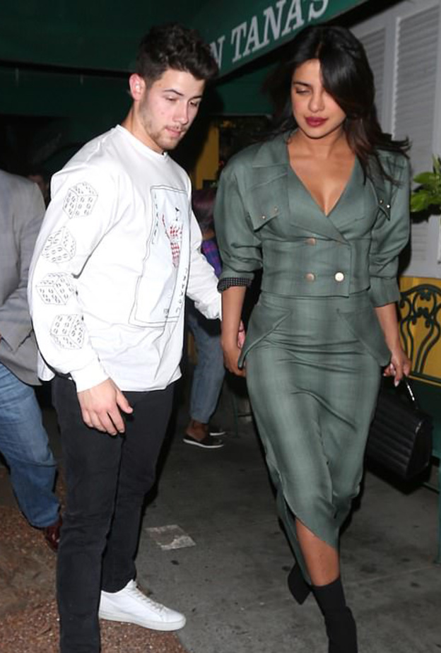 أناقة بريانكا شوبرا ببدلة بليزر مع التنورة الطويلة