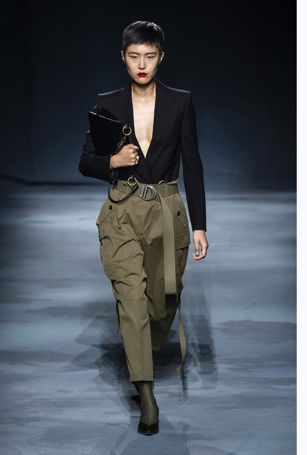 بليزر أسود رسمي مع بنطال عصري بالجيوب الكبيرة والقصّة الواسعة من Givenchy