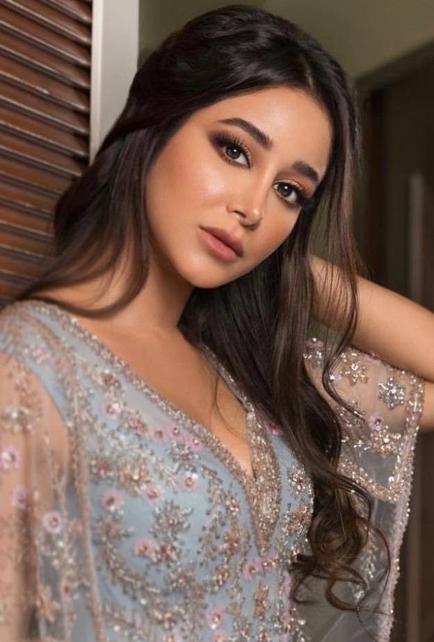  ما رأيك بهذه الإطلالة الناعمة؟