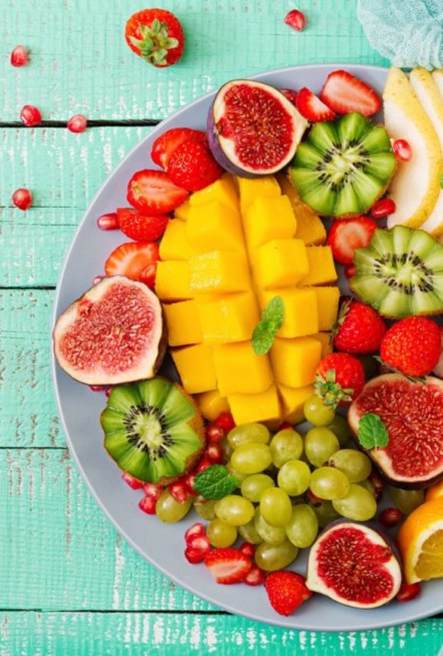  يمدنا فصل الصيف بالعديد من الفواكه اللذيذة التي تساعدنا على انقاص الوزن