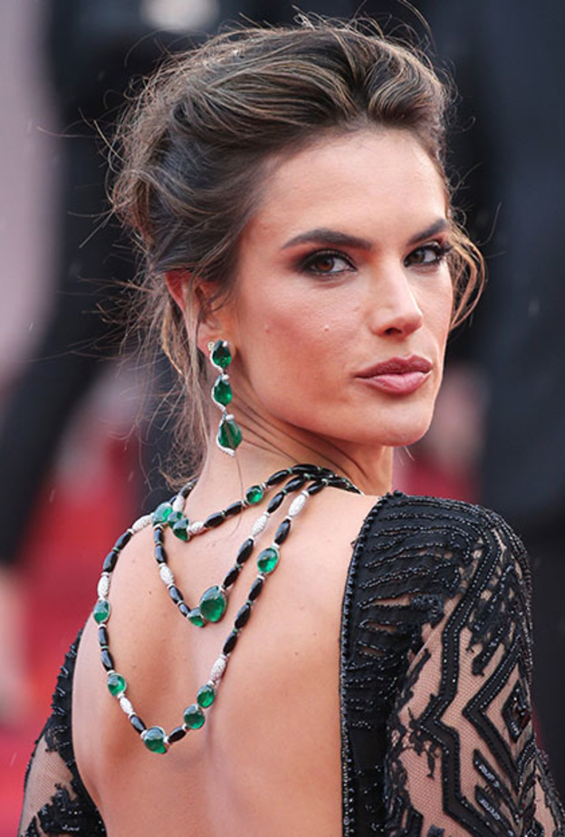 اطلالة أليساندرا أمبروسيو فاتنة بمجوهرات بولغاري Bulgari