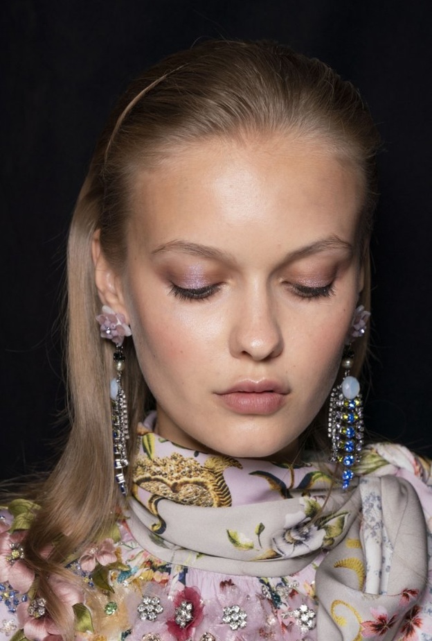 استخدمي الكحل البني الفاتح لإطلالة طبيعية