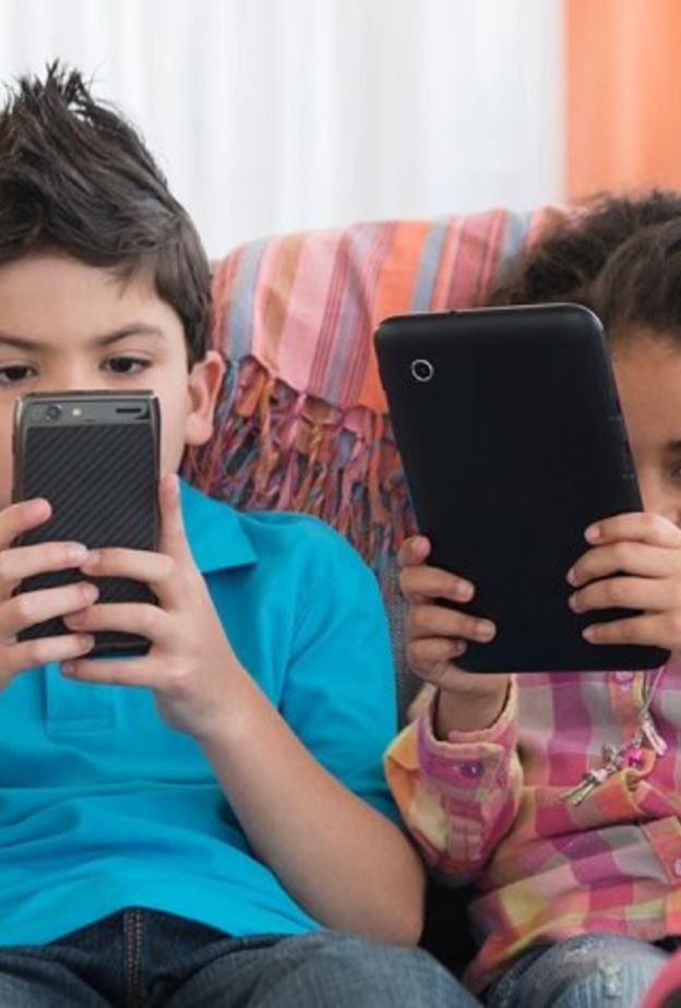  تأثير شاشات الهاتف المحمول والتابلت على الاطفال في المستقبل