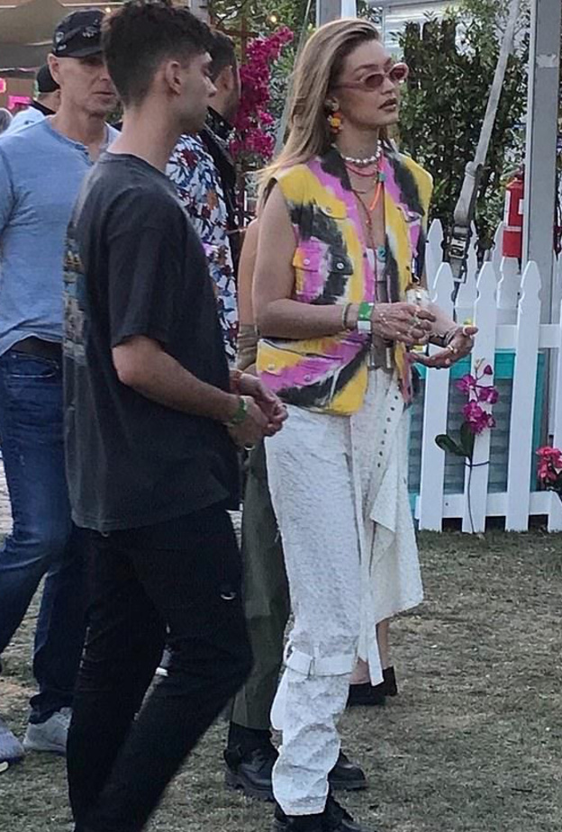 إعتمدت نظارات باللون الزهري، وأبقت شعرها منسدلاً