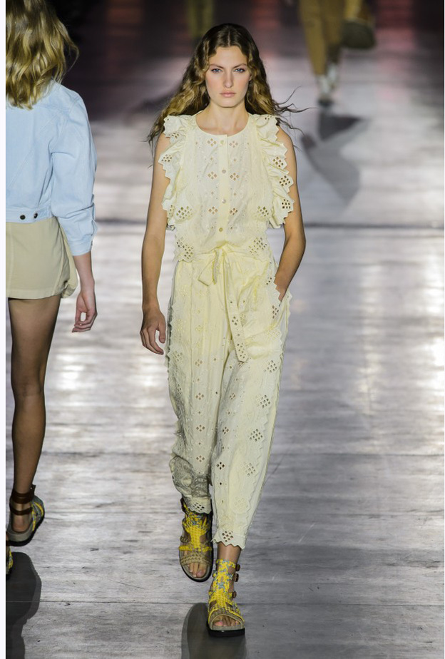  تنورة قصيرة بالجيوب مع جاكيت جينز وقميص مناسب للمراهقات من Alberta Ferretti