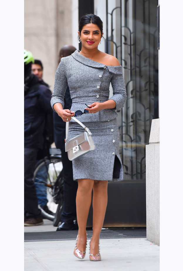 إطلالة HILARY RHODA بفستان بنفسجي من الريش بتوقيع دار Pamella Roland