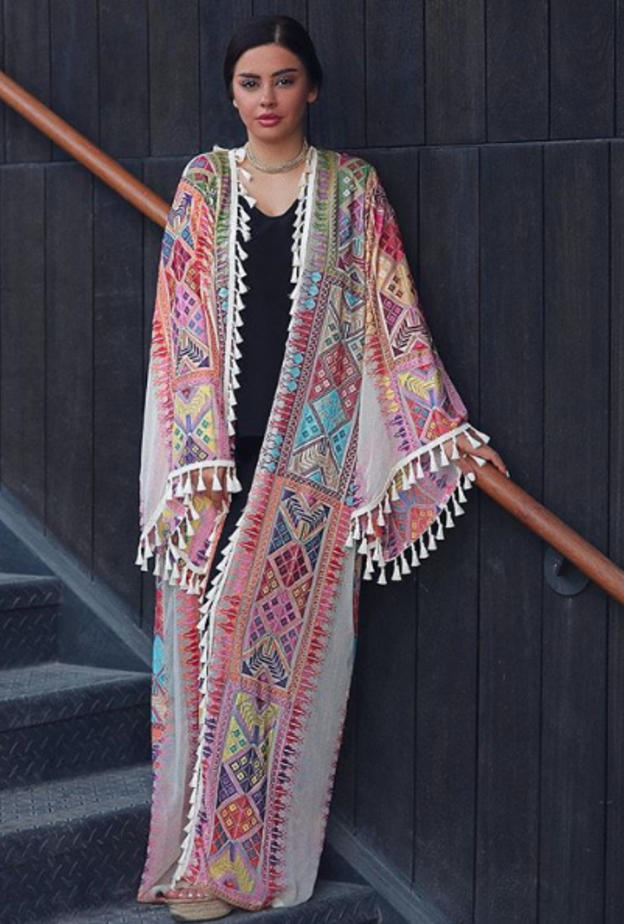 عبايات ملونة