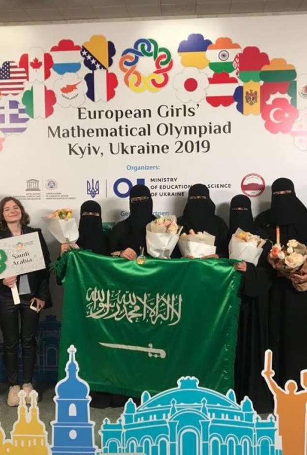 تتويج الطالبات السعوديات الفائزات في المسابقة