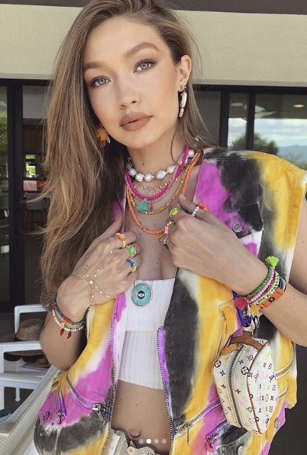 إطلالة جيجي حديد الجمالية الناعمة